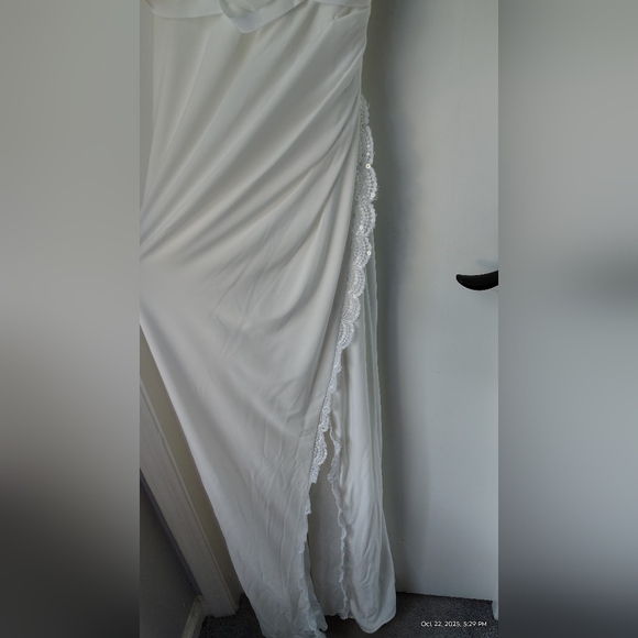 Elegant White Backless Dress - Picture 8 of 8